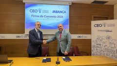 Lino Comesa�a, director de Negocio Institucional de Abanca, y David Mart�nez, presidente de la CEO firmaron ayer el acuerdo