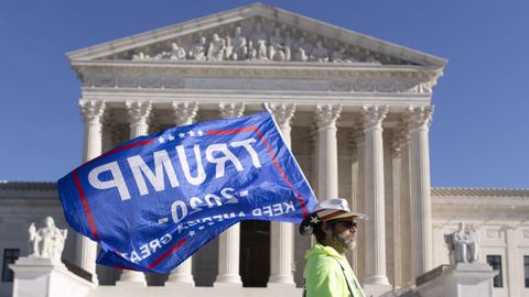 Un seguidor de Trump ante la sede de la Corte Suprema en Washington