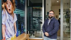 Mauro Santos, gerente de la academia Smart Corner, posa en las instalaciones ubicadas en la calle Pena Trevinca.