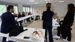 Sesin sobre el uso de cajeros de forma segura y fcil impartido por Afundacin este viernes a usuarios de Cruz Roja, en Pontevedra