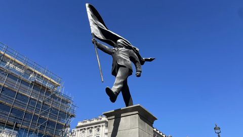 Una estatua firmada supuestamente por el artista brit�nico Banksy en el centro de Londres.  