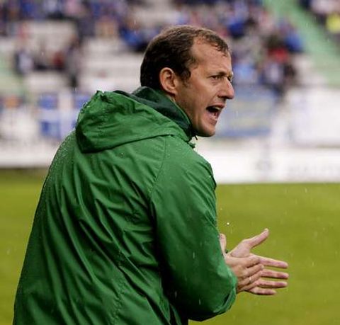 El entrenador ferrolano da instrucciones durante el partido ante el Oviedo en A Malata. 