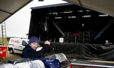 Montaje de la carpa para la fiesta de la disco Nova Slava en el pol�gono industrial de Cee.