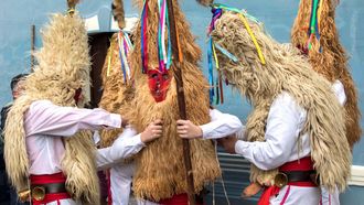 Varias personas vestidos de ?sidros? durante la tradicional fiesta de Sidros y comedies, que ha recuperado la localidad asturiana de Valdesoto.