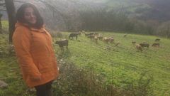 M�nica Requeijo, este mi�rcoles, en una finca de Sasd�nigas (Mondo�edo) en la que tiene parte de las vacas