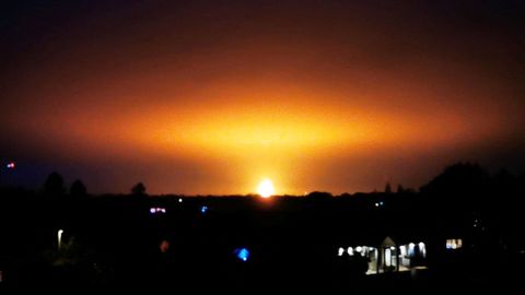 Una enorme bola de fuego ilumina el cielo de Oxford durante una tormenta