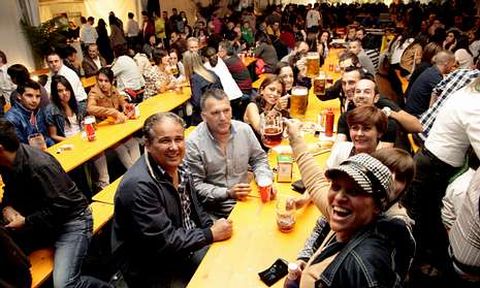 La carpa de la Oktoberfest -en la imagen la del ao pasado- abrir sus puertas hoy a las ocho.