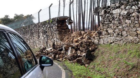 Las piedras del muro del pazo de Fonteneixe quedaron esparcidas sobre la calzada