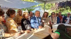 El alcalde, en el centro, y el rector de la USC, detr�s de Tom�, en uno de los puestos de los bodegueros