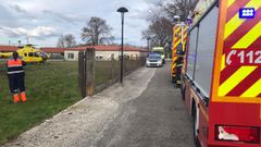 Medios de emergencias para asistir a un accidentado con tractor en Porqueira