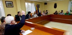 Los concejales de la corporaci�n de IO Valadouro votando otro de los puntos tratados en el pleno celebrado anoche.