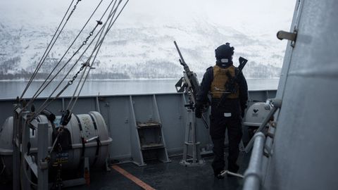 El artillero reclutado del KNM Thor Heyerdahl mantiene la defensa cercana de su buque en entornos costeros frente a Harstad, Noruega, al inicio del ejercicio Cold Response 2026 en esta foto sin fecha publicada por Norwegian Defense.