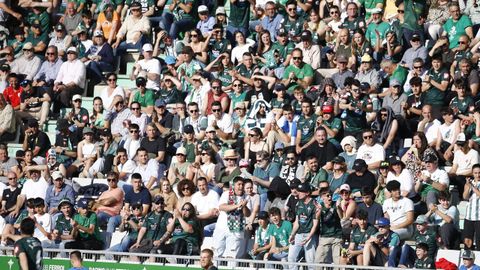 Aficionados del Racing animando al equipo ante el Deportivo.