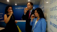 Brindis con cerveza sin alcohol tras la presentaci�n de la campa�a