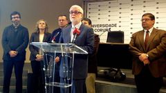 El rector de la Universidade da Coru�a lee el comunicado