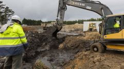 EN OBRAS. Fue hace once d�as cuando, junto a la f�brica de Dumbr�a, se coloc� la simb�lica primera piedra de la planta para la producci�n de carb�n vegetal, planeada para la reducci�n de la dependencia de los combustibles f�siles y, en definitiva, avanzar hacia la descarbonizaci�n. foto. En el a�o 2021, por ejemplo, la factor�a dumbriesa emiti� a la atm�sfera 153.495 toneladas de CO2,  seg�n la Oficina Espa�ola de Cambio Clim�tico.