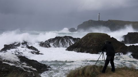 Grandes olas en la costa de Meir�s, en Valdovi�o, con el faro al fondo.