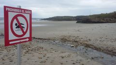 Playa de Arealonga, en Barreiros, donde se ha prohibido el ba�o por contaminaci�n microbiol�gica