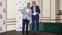 Richard Lage, a la izquierda de la imagen, con el premio recibido en Madrid, que representa a la diosa Tanit