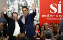 Abel Caballero y Pedro S�nchez, ayer en el encuentro con colectivos de Vigo. 