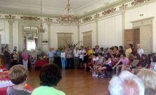 Los carballeses fueron recibidos en el Ayuntamiento.