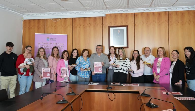 Acto de presentación del concurso de tapas celebrado este jueves en el Concello con la presencia de autoridades y hosteleros participantes
