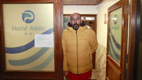Hicham, en el hostal Adelia en el que vive con su familia desde que un incendio arrasó su casa a principios de marzo
