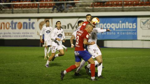 Pol Bueso rematando de cabeza un bal�n rodeado de jugadores del Pontevedra.