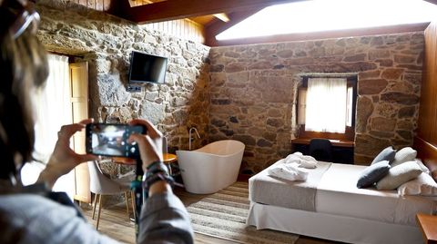 Habitación del hotel en el que se ha convertido la casa rectoral de Paraños.