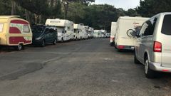 Esta era la estampa que ofrec�a la carretera de acceso a la playa muradana de O Ancoradoiro el s�bado por la ma�ana