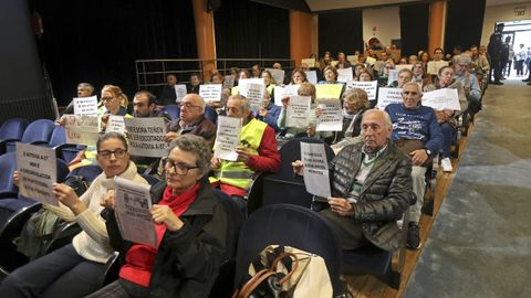 Vecinos de la plataforma de afectados por las obras de la A-57 llevaron su protesta al pleno de Pontevedra celebrado este lunes