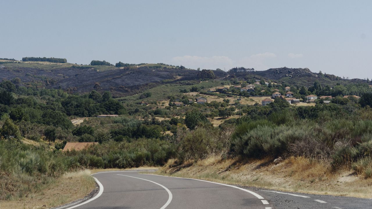 Autoridades y vecinos dan por hecho que el incendio de Vilardevós fue provocado