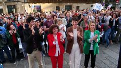 Ana Pont�n, al lado de la candidata del BNG por Santiago, Goretti Sanmart�n (de rojo)