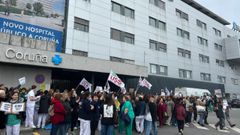 Los técnicos de enfermería se concentraron en la rotonda de acceso al Hospital Universitario de A Coruña 