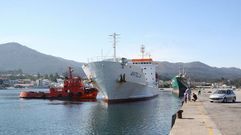 Maniobras de atraque en el puerto comercial de Pobra do Carami�al