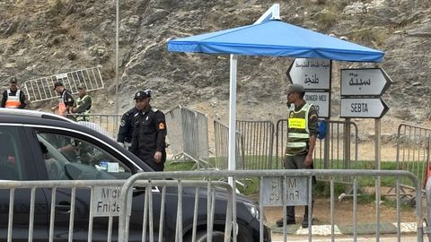 Puesto de control establecido en la salida de Castillejos hacia Ceuta este viernes.