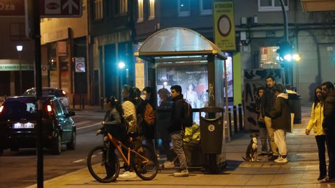 Gente esperando un bus en una parada en A Coruña