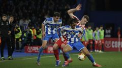 Barcia y Noubi pugnan por un bal�n.