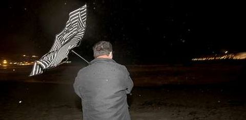 El periodista de La Voz, en el paseo mar�timo, a la altura de la coraza, a la una de la madrugada y con vientos de 100 kil�metros.