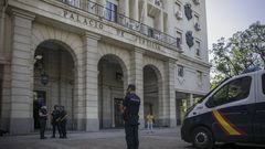 La Polic�a Nacional frente a la Audiencia de Sevilla