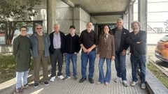Concejales del BNG de Foz este jueves con antiguos miembros de la Comisi�n Focega ante el centro de salud local