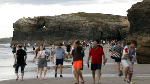 Miles de personas llegan cada año a Ribadeo atraídas por la playa de As Catedrais