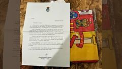 La bandera y carta recibidas por una vecina de Oviedo para el desfile militar del sbado