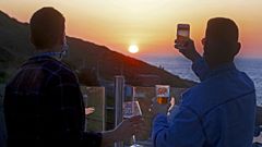 La Tita Rivera (O Porti�o). A Coru�a
Es el gran mirador del atardecer en la ciudad herculina. El local cogi� el testigo del m�tico O?Porti�o renovando por completo su aspecto, su oferta y su filosof�a. La combinaci�n entre los productos de proximidad de su carta y las bebidas ?que incluyen cervezas elaboradas en Chantada con agua de manantial propio?, junto a sus espectacul