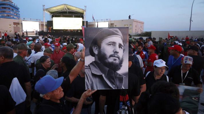 Una persona sostiene un retrato de Fidel Castro durante un evento en apoyo al Gobierno cubano, el viernes pasado.