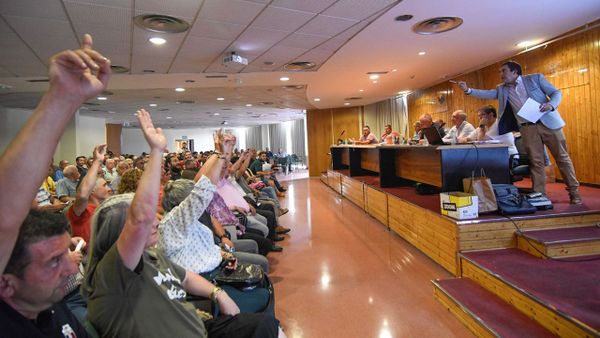 En asambleas de Acruga de estos a�os (en la imagen, una del 2023) no han faltado momentos de tensi�n