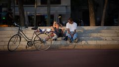 Dos j�venes en la Barceloneta en el mes de julio