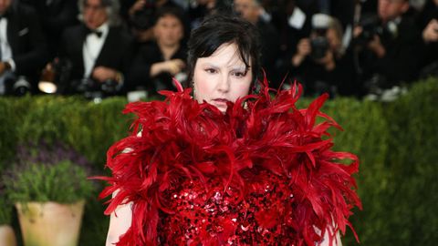 Dunham posa en la alfombra roja de la Gala del Met en mayo.