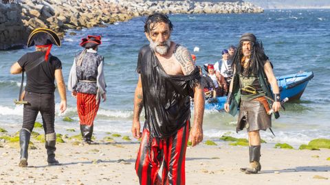 Desembarco Pirata y longueirn abarrotan Fisterra: las imgenes!