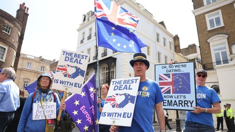 Partidarios de la permanencia del Reino Unido en la UE se manifiestan en el exterior de Lancaster House (Londres), donde se celebró la cumbre